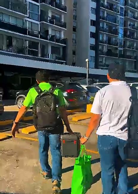 Técnicos de MTG camino a un trabajo en la ciudad