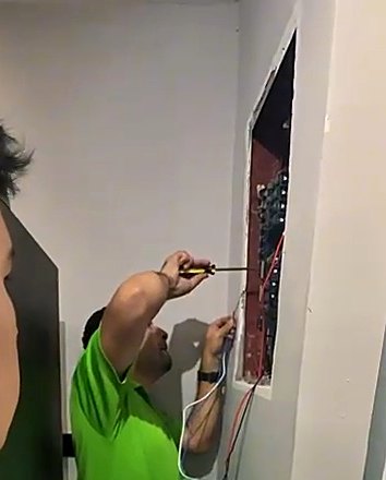 Técnico de MTG trabajando en un tablero eléctrico